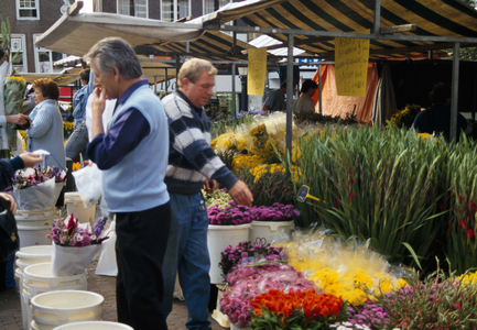 834889 Afbeelding van een kraam op de bloemenmarkt op de Bakkerbrug te Utrecht.